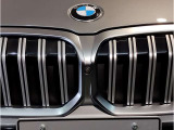 【キドニーグリル】BMWは約90年もの間、ほぼ全ての車両にひと目でBMWだと分かるこの特徴的なフロントグリルが備えられ、デザイン・アイコンとして親しまれてきました。