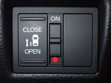 運転席からもスライドドアをボタン操作でスピーディーに開閉できます!またスマートキーでも操作できるので便利です。
