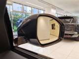 【ブラインドスポットモニター】車外の車をいち早く検知しドライバーに知らせるドライバーアシスト機能となっております。