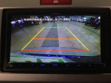 【バックカメラ】運転が苦手な方も車庫入れラクラクです!ギアをリバースに入れれば自動的に切り換わりますので、面倒な操作は不要です♪狭い駐車場もお車を傷つけず安心ですね!