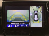 マルチビューカメラシステム搭載車です。お車の周囲を全方位でカバーします。後方・前方・両脇と、コンディションが悪い視界でもカラーモニターに映し出した映像がドライバーをサポートします。