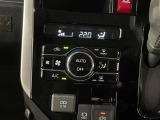 【オートエアコン】一度お好みの温度に設定すれば、車内の温度を検知し風量や温度を自動で調整。暑い&hellip;寒い&hellip;と何度もスイッチ操作をする必要はありません。快適な車内空間には必須の機能ですね♪