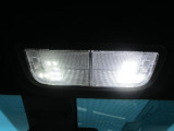 天井のルームランプはLEDで明るいです。