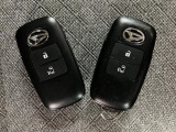 電子カードキーを携帯していれば、ドアハンドルやバックドアのリクエストスイッチを押すだけでドアの施錠・解錠気軽に出来ます。遠くはなれた場所からの操作も可能です。盗難防止のイモビライザー機能装備です!!!