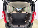 開口部も広く荷物の積み下ろしもしやすいお車となっております。シートの背もたれは5:5の割合で分割して可倒できるので、長いお荷物などを載せることもできます。