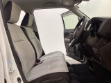 女性でも運転がしやすいように、シートの高さ調整機能(シートリフター)がついています。運転席と助手席の間が空いている為、助手席側への移動がスムーズです。交通量の多い道でも助手席側から乗り降りができます。