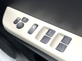 【電動格納ミラー】サイドミラーは電動格納式となっており、狭い駐車場でもキズがつくリスクを抑えられます。