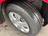 純正ホイールキャップとスチールホイールを装着しています。