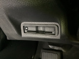 ハンドルの左下にETCがついています。高速道路の料金所の通過も楽々です!。 カードの取り出しもしやすい場所についています。
