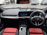 BMWの運転席はドライバーオリエンテッドという構造を採用。ドライバー目線の操作がしやすい設計になっており、ドライブ中にも目線の移動が少なく運転中にも簡単に操作ができます。