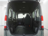 2列目シートと助手席を倒すことで、運転席以外のすべての空間がフラットな荷室となります。フラットな荷室になるので、脚立や絨毯などの長尺の荷物の積載にも対応しております。