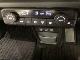 寒い日も快適なドライブを。温度を3段階で調節できる運転席&助手席シートヒーター、全周があたたまるステアリングヒーターを標準装備。寒い日や寒冷地でも快適に運転することができます。