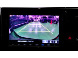 バックカメラの画像です。ガイドラインがスムースな車庫入れをサポートいたします。車庫入れの安心感がアップしますね。