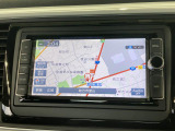 スマートフォン感覚で使いこなせるタッチディスプレイや、自然な対話で目的地を設定できる音声認識機能に対応したAVナビゲーションシステムです。ETC2.0と連動したリアルタイム交通情報も受信します。