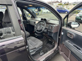 【運転席】座り心地が良いシートなので長時間の運転でも快適にお過ごしいただけます。新品のフロアマットのご注文も可能です。掲載箇所以外にご希望の写真がございましたらお気軽にお問い合わせ下さい。