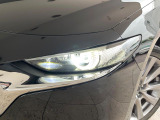 【LEDヘッドライト】悪天候や夜間走行時も良好な視界を確保し安心して運転できる高輝度LEDヘッドライトを装備!点灯速度が早く、消費電力も抑えられています。