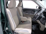 運転席はアームレスト付のベンチシートタイプとなります!