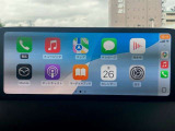 お手元のスマートフォンと接続して頂く事で使用可能な「Apple CarPlay/Android Auto」電話の応答は勿論、メッセージの受信やLINE、音楽接続からナビアプリの使用まで幅広く活躍致します。