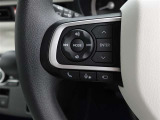 ステアリングスイッチ付き。手を離さずにさまざまな操作が可能です。