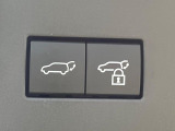 【パワーバックドア】スマートキーや運転席のボタンを押すだけでリアゲートが自動で開閉します!荷物を持っている時や、高い位置にあるバックドアを閉める際に便利な機能です♪