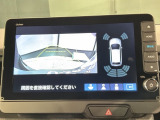 リバースギアに入れるだけで後方の表示へ切り替わります。夜間や雨の日の駐車も楽になりますよ。