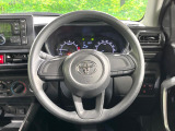 インテリアに合わせたデザインのステアリングは、運転される方のことも考え、運転しやすい形状、大きさです。是非一度、実際に触ってお確かめください。