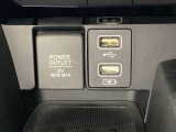 アクセサリーソケットはUSBのアダプターなどをつければ、スマホの充電にも使えます。横にはナビゲーション用の外部入力やスマートフォンなどの充電可能なUSB端子が1個ずつついています。