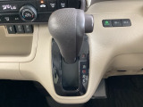 シンプルでとても使いやすいインパネシフトに、パーキングブレーキは、フットブレーキタイプです。