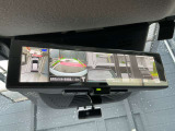 スマートルームミラーは、車両後方に設置されたカメラの映像を、ルームミラーに映し出すことで、死角をなくし、安全性を向上させることができます。また、夜間や雨天時でも、クリアな映像を映し出すことができます。