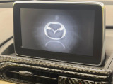 【7インチマツダコネクト】車内の雰囲気にマッチした大型のディスプレイ。スマホ接続でのナビ使用やBluetooth再生等、様々な機能が楽しめます。直感的なダイヤル操作が可能で、使い勝手も良好です。