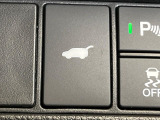 【ハンズフリーパワーバックドア】リアバンパー下部に足先を出し入れするだけでバックドアが自動で開閉♪両手が荷物でふさがっている時でもラクラク開閉操作が行えます!