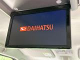 【後席モニター】家族や友人とお出かけする機会が多い方に大人気の後席モニターを装備!見やすい位置に画面がありテレビやDVDの視聴も快適!友達もお子様も、後席にしか乗らなくなるかも??