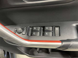 パワーウィンドウスイッチで運転席から全席の窓の開閉ができます♪