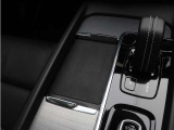 対応機種のスマートフォンを、トンネルコンソールの下のラバープレートに置いておくだけで充電可能。センターディスプレイの機能ビューを使用して、充電プレートのオンとオフを切り替えることができます。