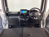 【前方視界】開放的な前方視界!運転がしやすく疲れにくいです♪窓が大きく、見通しがとっても良いおクルマですよ♪