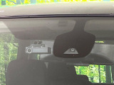 【エマージェンシーブレーキ】走行中に前方の車両等を認識し、衝突しそうな時は警報とブレーキで衝突回避と被害軽減をアシスト。より安全にドライブをお楽しみいただけます。