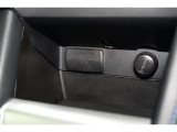 小物の収納に便利なセンタートレイには携帯等のデバイスの充電可能なUSB出力電源付です。
