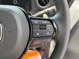 【クルーズコントロール】アクセル操作なしで一定速度を保つ機能。先行車との距離を自動調整する追従型が主流で、高速走行時の疲労を劇的に軽減します。長距離移動が多いお客様への商談では必須の快適装備です。