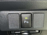 コーナーセンサーを車の前後に装備。障害物までの距離に応じて警告音を変えてお知らせ。縦列駐車時や駐車場・車庫などでの取り回しをサポートします。詳細は販売店スタッフまでおたずねください。