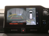 パノラミックビューモニター付きです。車両を上から見たような映像をディスプレイオーディオ画面に表示。運転席からの目視だけでは見にくい、車両周辺の状況をリアルタイムでしっかり確認できます。