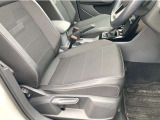 マイクロフリース素材を使用したスポーツコンフォートシート。欧州車らしく硬めのシートが体を程よくつつみこみ、長距離でも快適に運転できます。