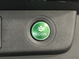 ECON モードをON にするとアクセルペダルの動きに対するエンジンの反応とエアコンの制御を切り換えることで、燃費のいい運転をするドライバーがペダルを踏んだ時と同じようにエンジンを制御します。