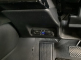 駐車や出庫時に障害物に接近するとお知らせしてくれるパーキングセンサーシステムつき。