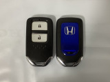スマートキーを装備しています。鍵を差し込むことなくドアロックの開け閉めと、スタートボタン操作でのエンジンスタートができます。スペアキーも同じものを用意しております。