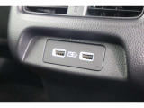 後部座席にも充電ソケットが装備されており、後部座席に座っている方も携帯電話等を充電することができます!