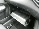 助手席前には車検証の収納に便利なグローブBOXが備わっています。