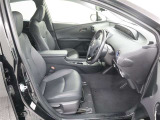 包み込むようなホールド感のあるシートでお車の操作性だけでなく、運転中の疲れも軽減!長時間の運転やお体をしっかりサポートします!