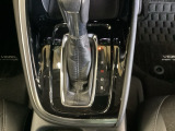 ブレーキホールド機能付き。信号待ちなど足を離してもブレーキ状態を保ち、アクセルを踏むと自動解除されます。スムーズな発進が可能です。