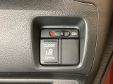 左側電動スライドドアは運転席からでも操作ができるように、ハンドル付近に開閉の操作スイッチが付いています。