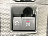 【電動パーキングブレーキ】パーキングブレーキは便利な電動式!ボタン一つで操作でき、アクセルを踏めば自動で解除されます